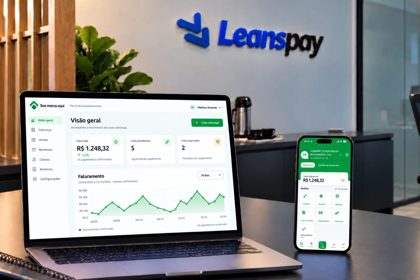 Portal no notebook e aplicativo no celular com aplicação ilustrativa de marca própria verde